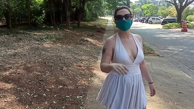 Nudity poiblí: déanann cailín ón Rúis iarracht a cuid éadaí a bhaint di ar shráideanna Rio de Janeiro. Bhí sí beagnach gafa.