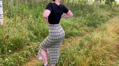 Bean chéile sucks coileach ar an tsráid agus tá gnéas le dar críoch ar a thóin. Cleomodel na rúise porn